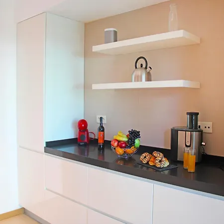 Modern Apartment, Close To The Beach, Wi-fi & A C 公寓 *