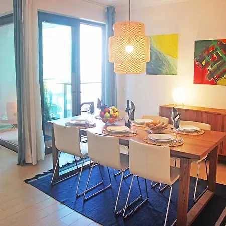 Modern Apartment, Close To The Beach, Wi-fi & A C 公寓 *
